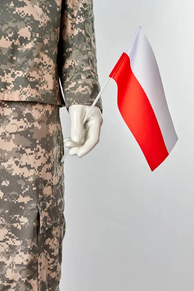 Манекен в военной форме с флагом Польши . — стоковое фото
