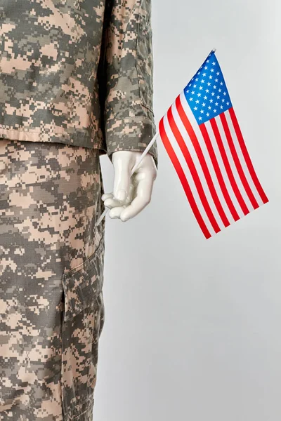 Maniquí en uniforme del ejército con bandera de EE.UU. . — Foto de Stock