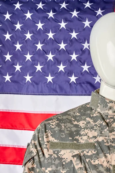 Mannequin en uniforme militaire contre drapeau américain . — Photo