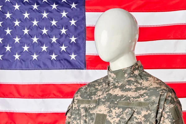 Résumé soldat patriote américain en uniforme militaire. USA drapeau arrière-plan . — Photo