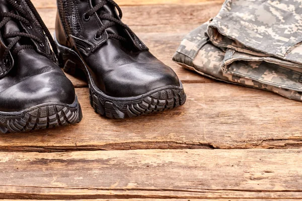 Extremo primer plano negro botas de soldado . — Foto de Stock