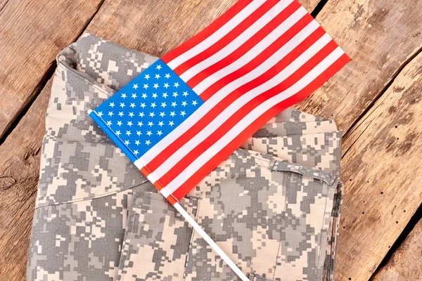 Vêtements de camouflage et nous drapeau . — Photo
