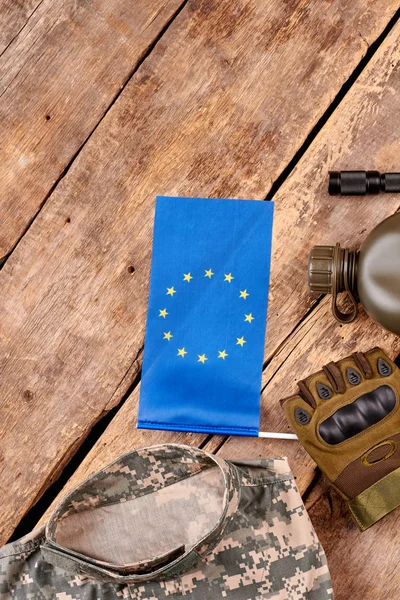 Vêtements et accessoires du soldat européen . — Photo