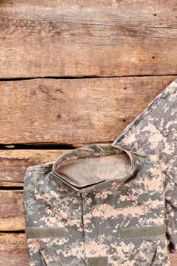 Askeri Kamuflaj giysileri ile boşaltmak.