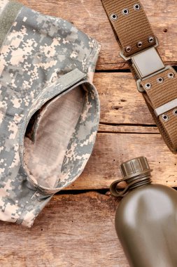 Şişe ile Askeri kıyafet.