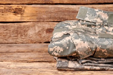 Katlanmış askeri cilothes kapatın.