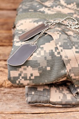 Miiltary Kamuflaj giysileri ve köpek Etiketler.