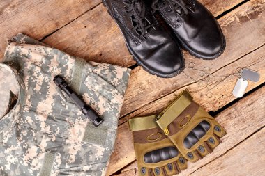 Düz lay, askeri kamuflaj kıyafeti dizi.