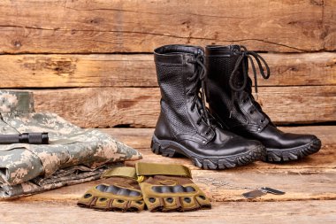 Askeri üniforma ahşap arka plan ayarla.