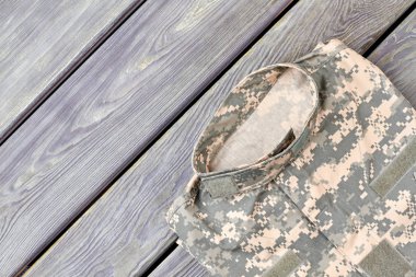 Kamuflaj ceketi boşaltmak ile ahşap üzerine kapatın.