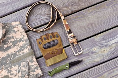 Bükülmüş kemer, eldiven ve bıçak.