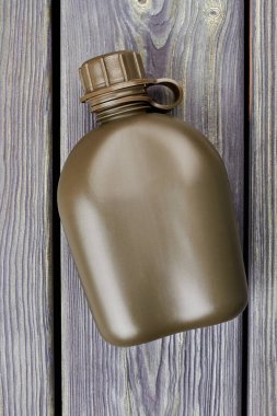 Ahşap üzerine yeşil kamp şişe.