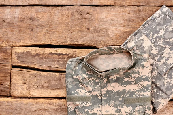 Στρατιωτικά ρούχα σε ξύλο. — Φωτογραφία Αρχείου