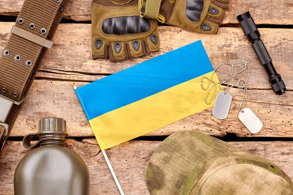 Ukrainsk soldat armé outfit på trä. — Stockfoto