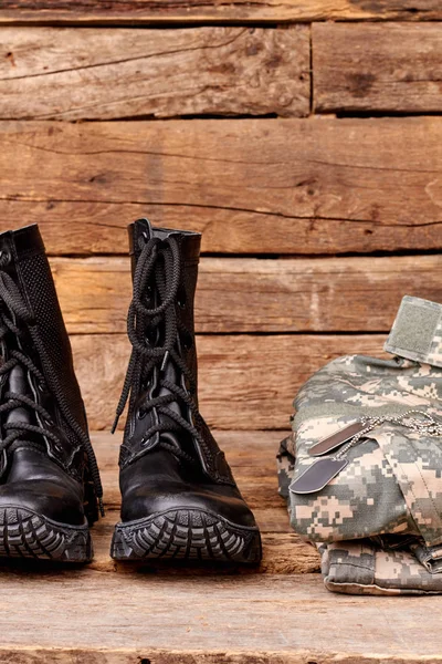 Negro soldados de combate botas y ropa . — Foto de Stock