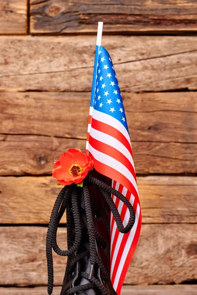 アメリカの国旗と赤いケシとブート ブラック. — ストック写真