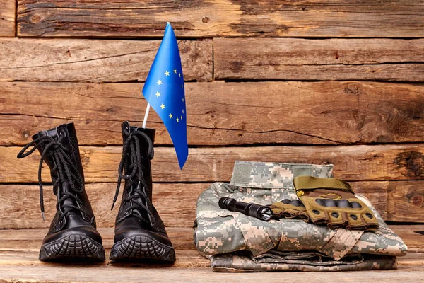 Conjunto de atuendo militar de soldado de la unión europea . — Foto de Stock