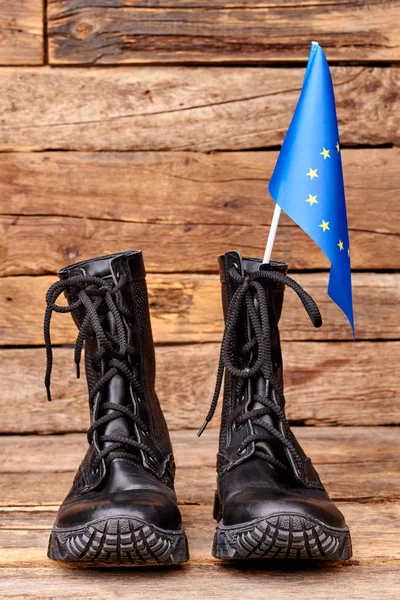 Botas de combate con bandera de la Unión Europea . — Foto de Stock