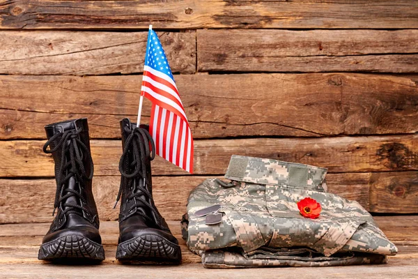 Ejército de EE.UU. soldado uniforme con bandera y amapola roja . — Foto de Stock