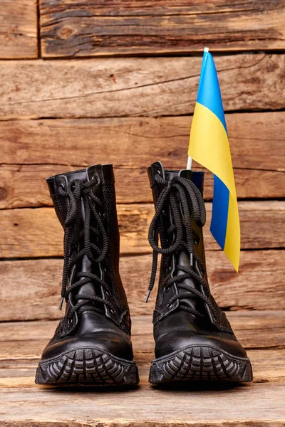 Боевые сапоги с флагом Украины . — стоковое фото