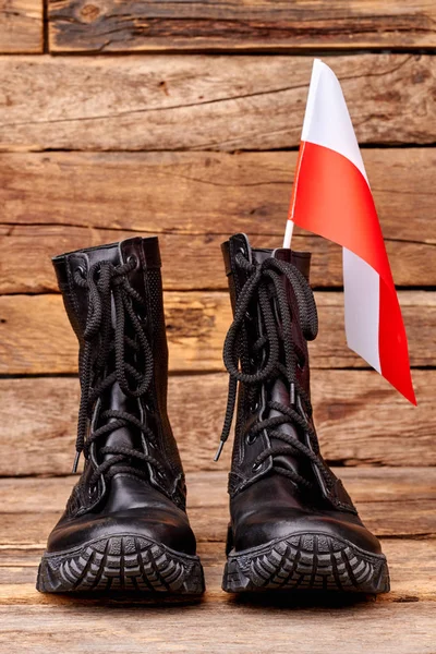 Botas de combate com bandeira de polônia . — Fotografia de Stock