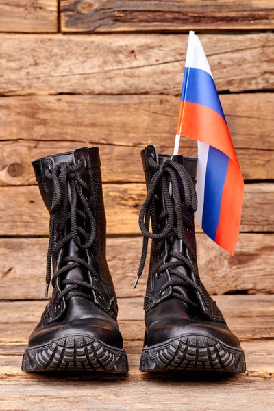 Пара військових військових чоботи і прапор Росії . — стокове фото