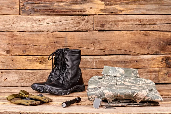 Ahşap üzerine askerler ekipman.