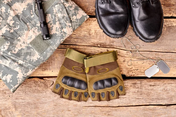 Askeri kıyafet ve aksesuarları.