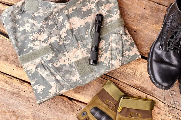Düz lay, askeri ekipman ve kamuflaj giysiler dizi.