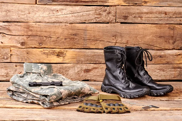 Σετ στρατιωτικά ρούχα και εξοπλισμός. — Φωτογραφία Αρχείου