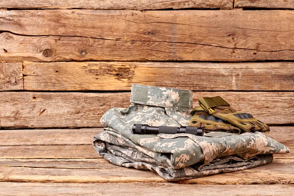 Солдатский камуфляж с перчатками и фонариком . — стоковое фото