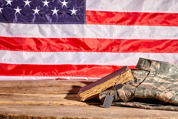 Accessoires soldats en fond drapeau américain . — Photo