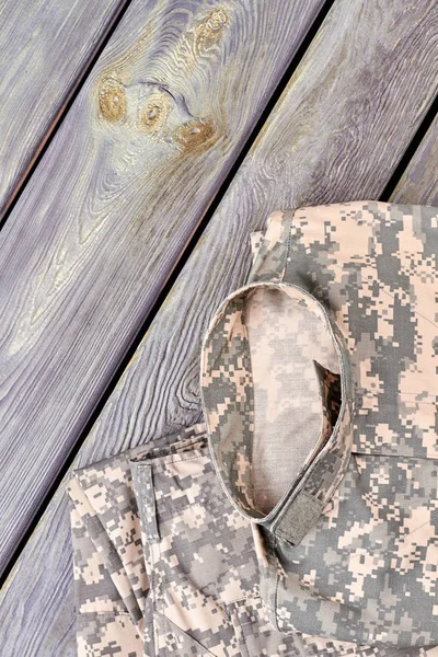 Σετ camoulfage στρατιωτικά ρούχα σε ξύλο. — Φωτογραφία Αρχείου