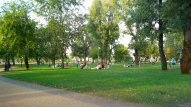 Kalabalık şehir parkı çim yaz.