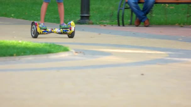 Bir parkta renkli gyroscooter binmek. — Stok video