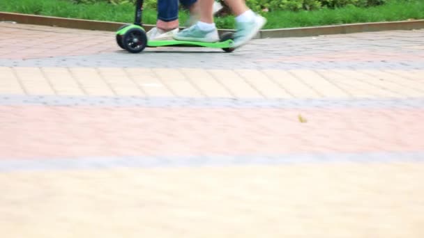 Guida di scooter, da vicino . — Video Stock