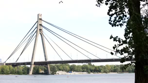 Brug boven rivier, snelle beweging. — Stockvideo