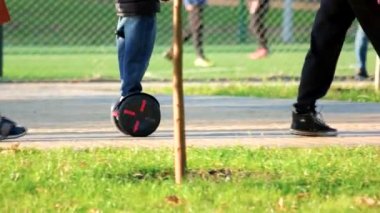 Çocuk gyroscooter parkta sürme.