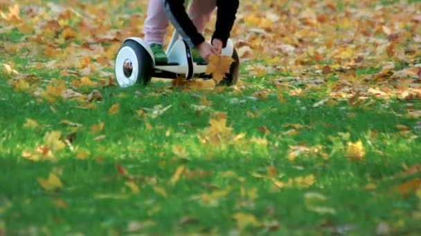 Elektrische gyro scooter rijden op het gras. — Stockvideo