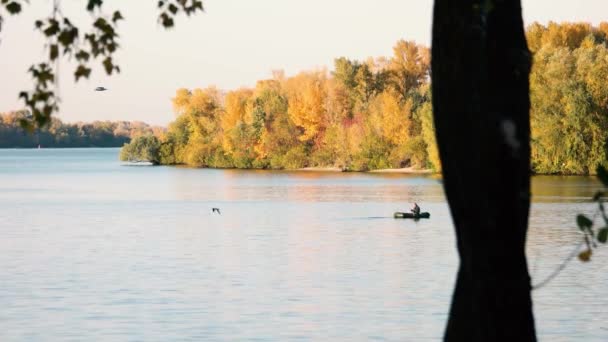 ボートの漁師 秋の木々 と川の風景 — ストック動画