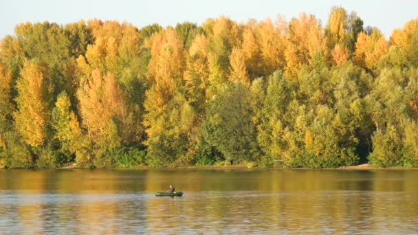 L'homme ramant lentement dans un bateau . — Video