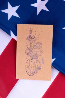 Amerikan bayrağı ve zanaat zarf posta damgaları ile.