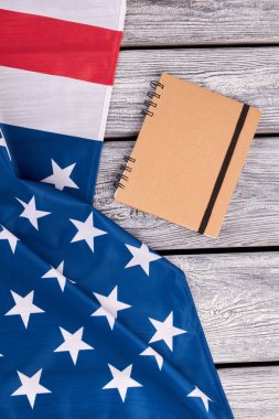 Amerikan bayrağı ve spiral defter kağıt.