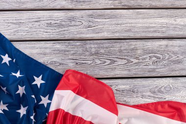 Ahşap arka plan üzerinde Amerikan ulusal bayrak.
