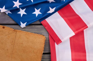 Antik kitap ve ABD bayrağı.