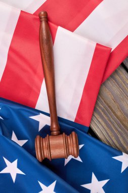 ABD bayrağı ve tahta tokmak, üstten görünüm.