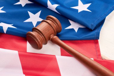 Tahta tokmak ve Amerikan bayrağı kadar yakın.