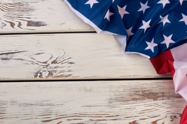 Beyaz tahta arka plan ile Amerikan bayrağı.