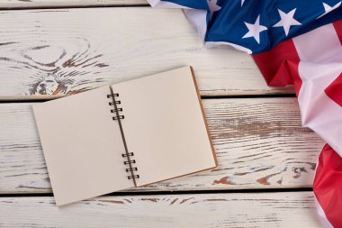 Defter ve ABD bayrağı açtı.