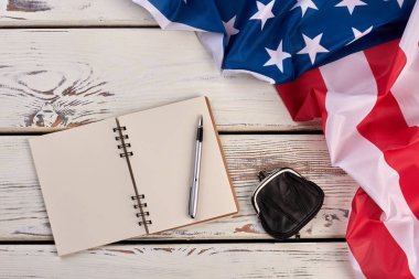 Bayrak defter, kalem, m-cüzdan ve ABD. Amerikan bayrağı, Not defteri, kalem ve çanta. Bütçe Planlama.